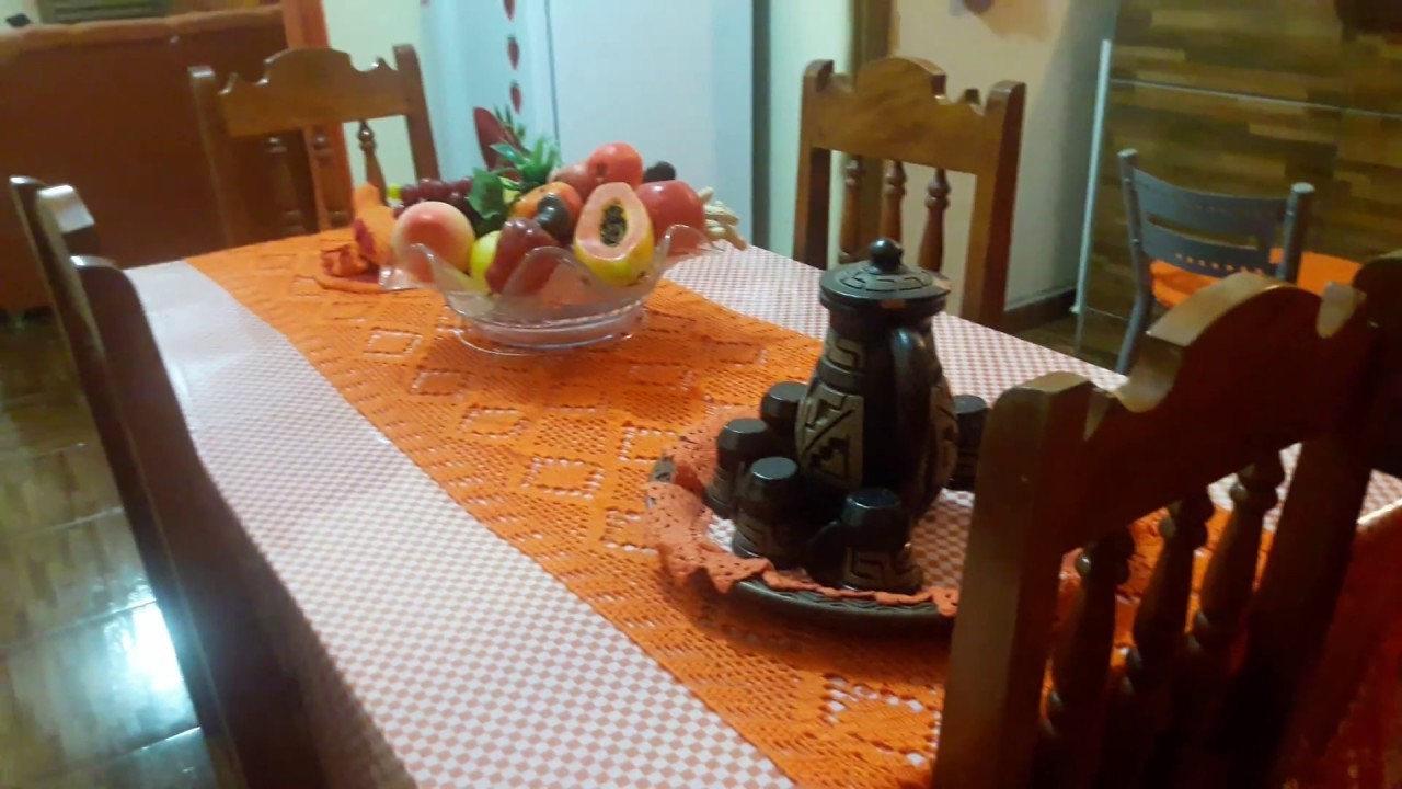 Sala de jantar com jogo de crochê laranja