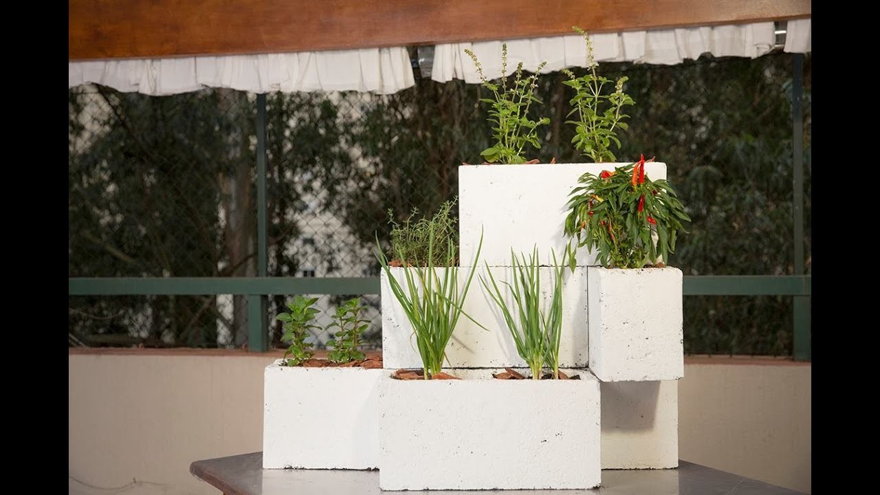 Como fazer um horta vertical com tijolos | Thais Ayres
