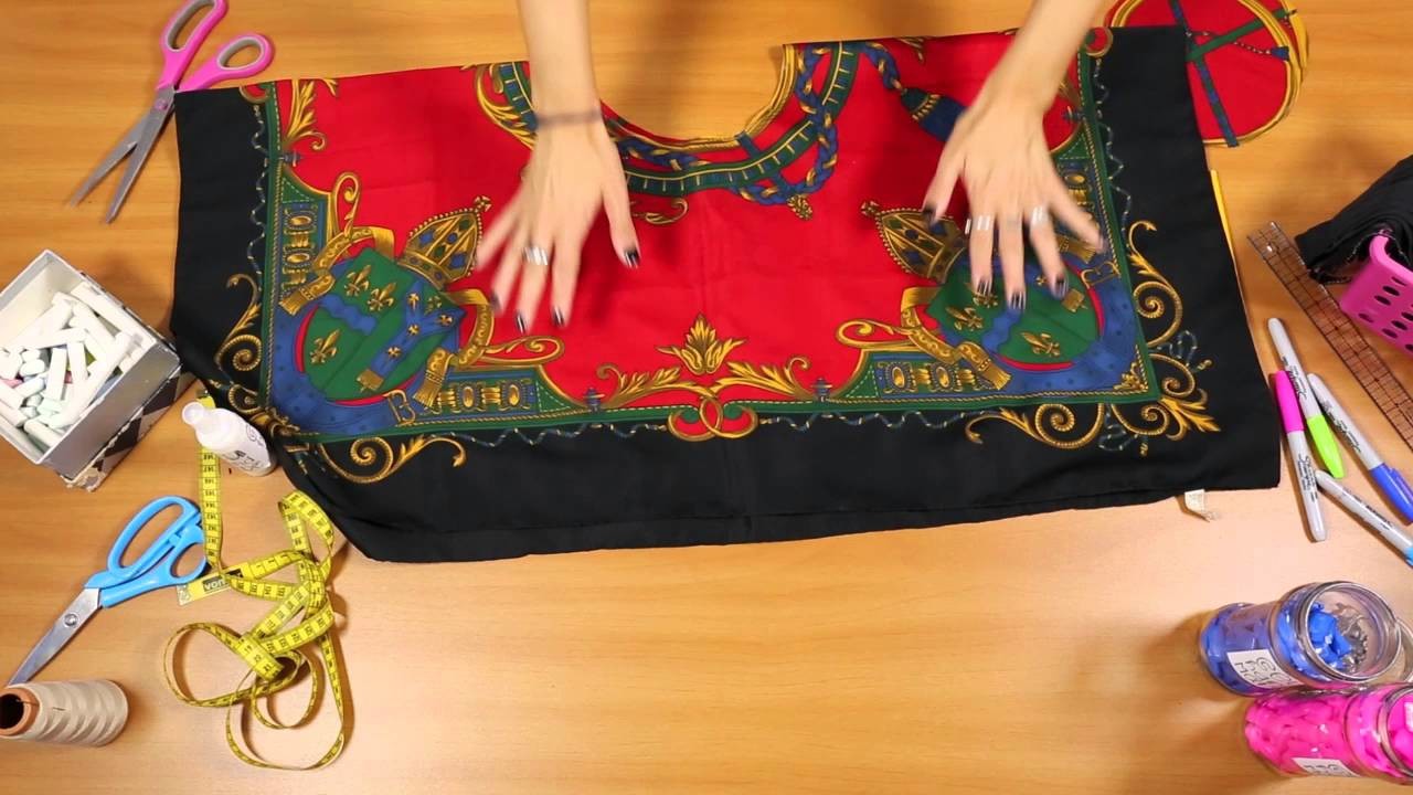 Aprenda a transformar um lenço em blusa cropped sem costurar
