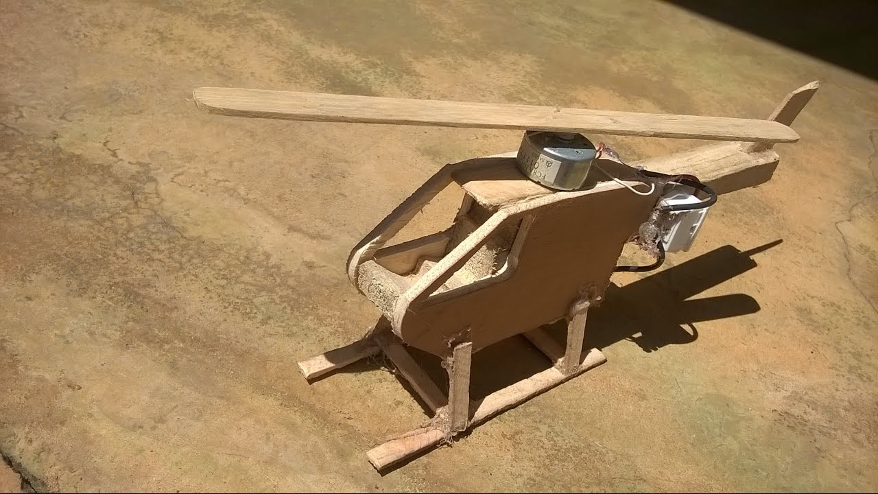 Mini helicoptero em madeira