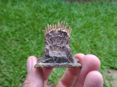 Miniatura do Trono de Ferro esculpido em 'maminha de porca'