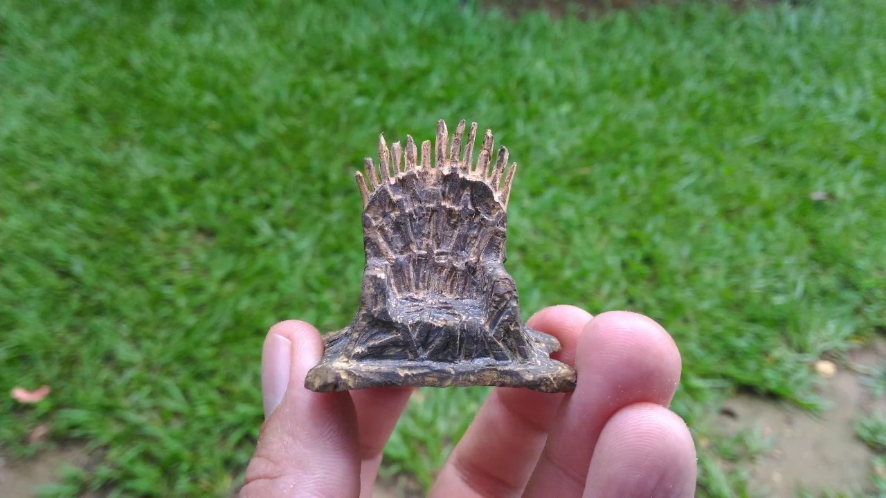Miniatura do Trono de Ferro esculpido em 'maminha de porca'