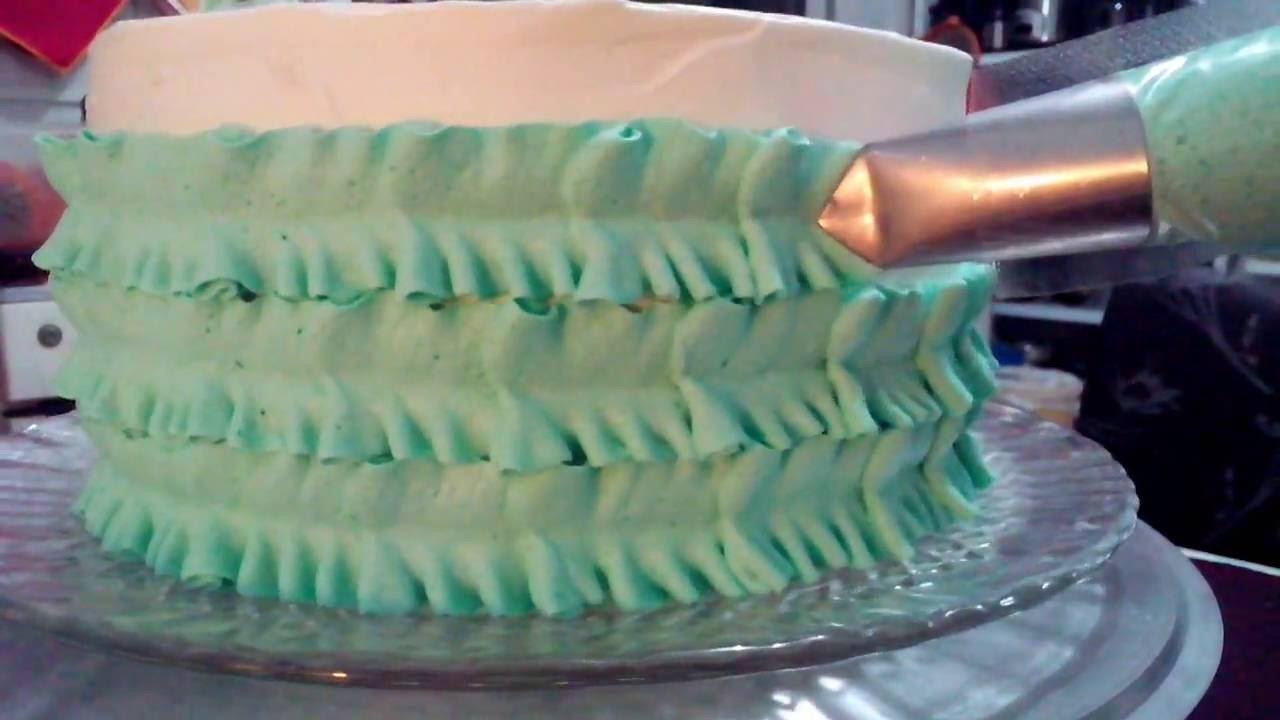 Decoração de bolo com o bico folha deitado