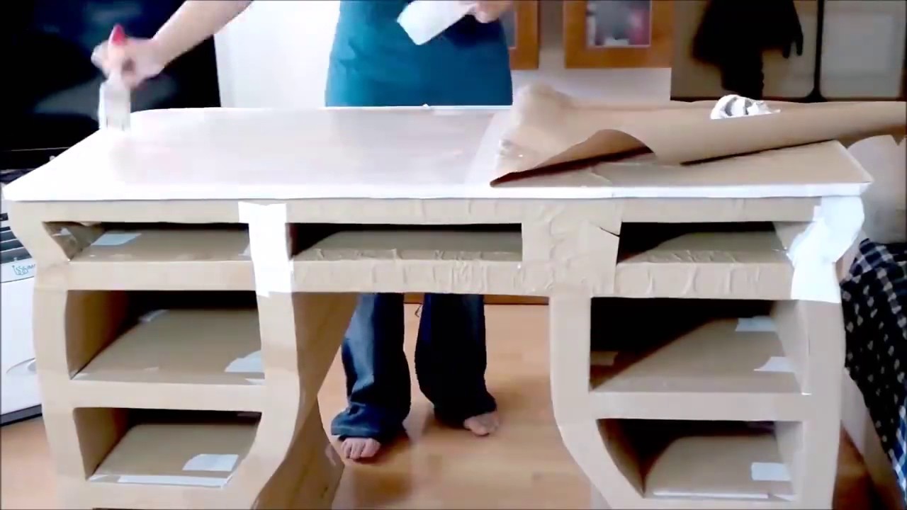 Mesa com gavetas (papelão)