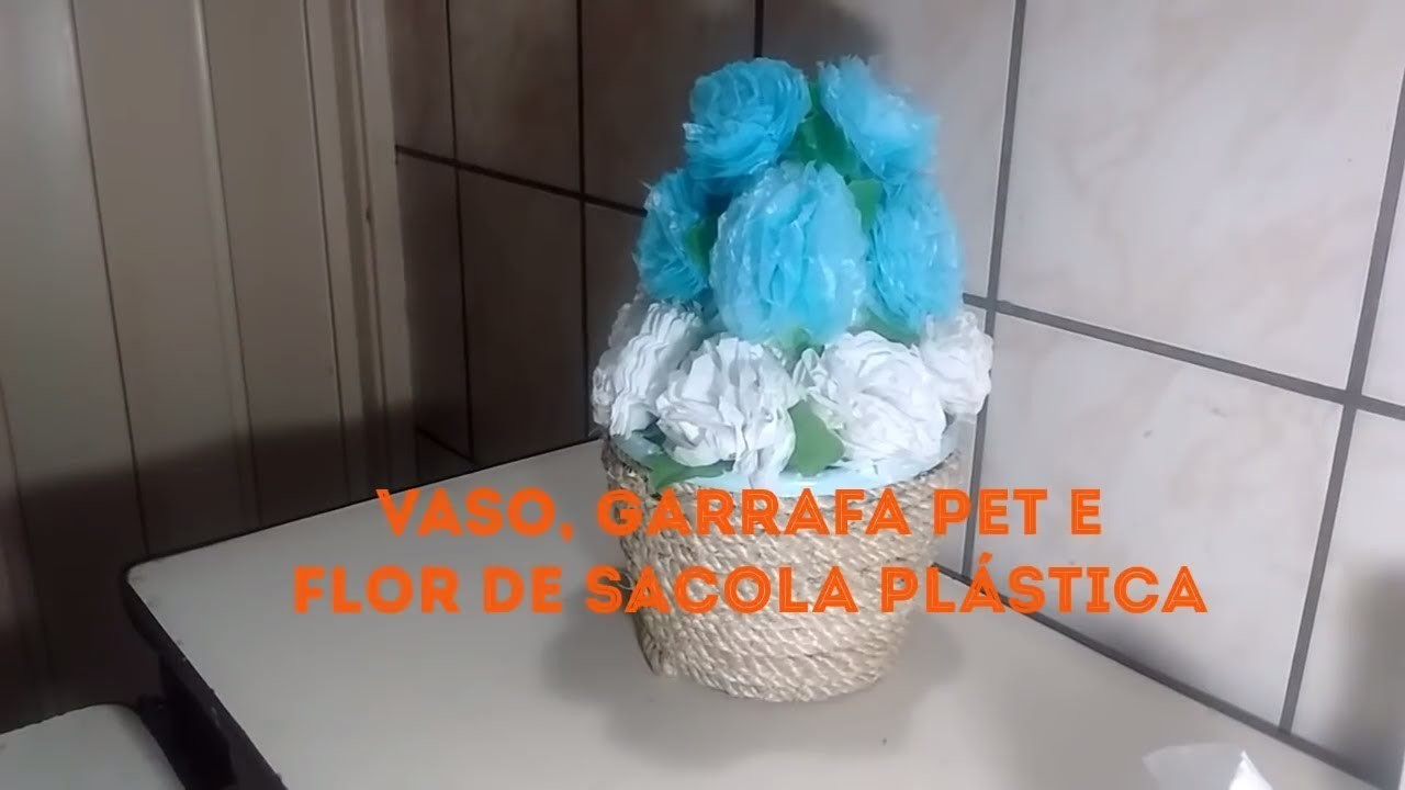 Vaso, garrafa pet e flor de sacola plástica