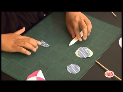 Jeovana Nasco ensina fazer lindas flores com furador de círculo