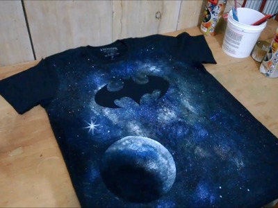 Camiseta pintada à mão - Galáxia.Batman