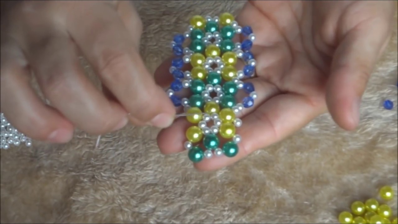 Chinelo decorados-Laço de perolas simples e fácil. Scuff-decorated tie simple and easy pearls.