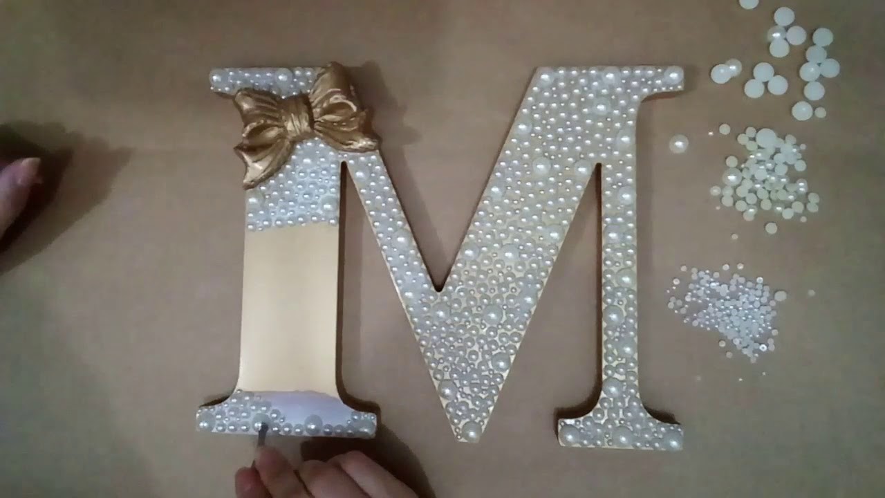 Letra em MDF com pérolas.
