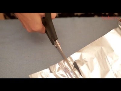 Como afiar a tesoura: truque com papel alumínio