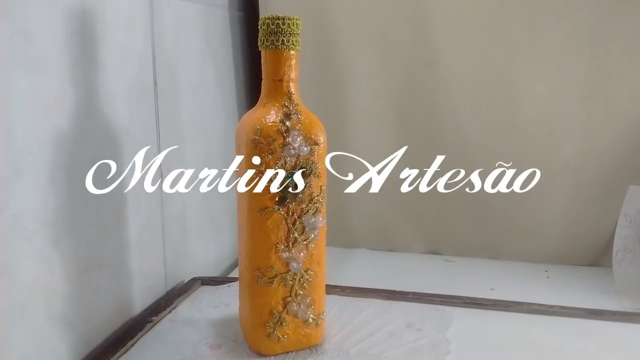 Garrafa com cola amarela