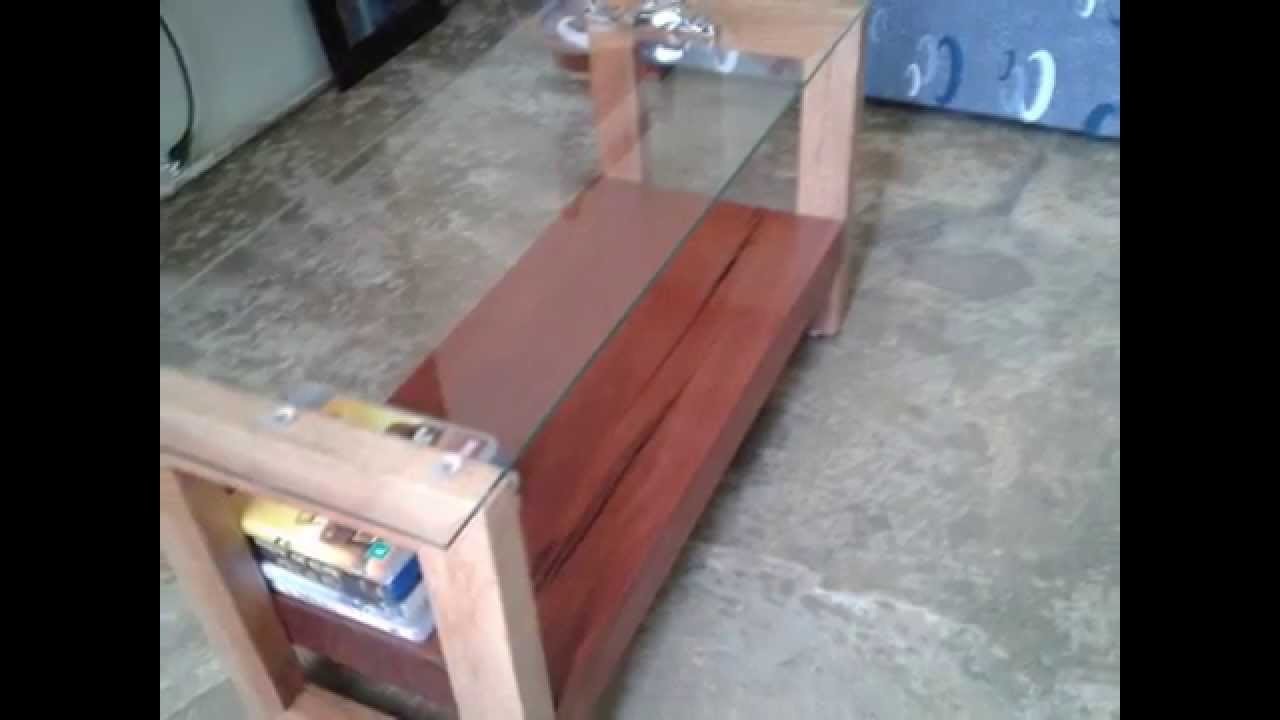 Mesa de centro feita de sobras de madeira