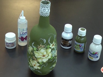 Alciana Rossi customiza uma garrafa reaproveitando os papeis que sobram da decoupagem
