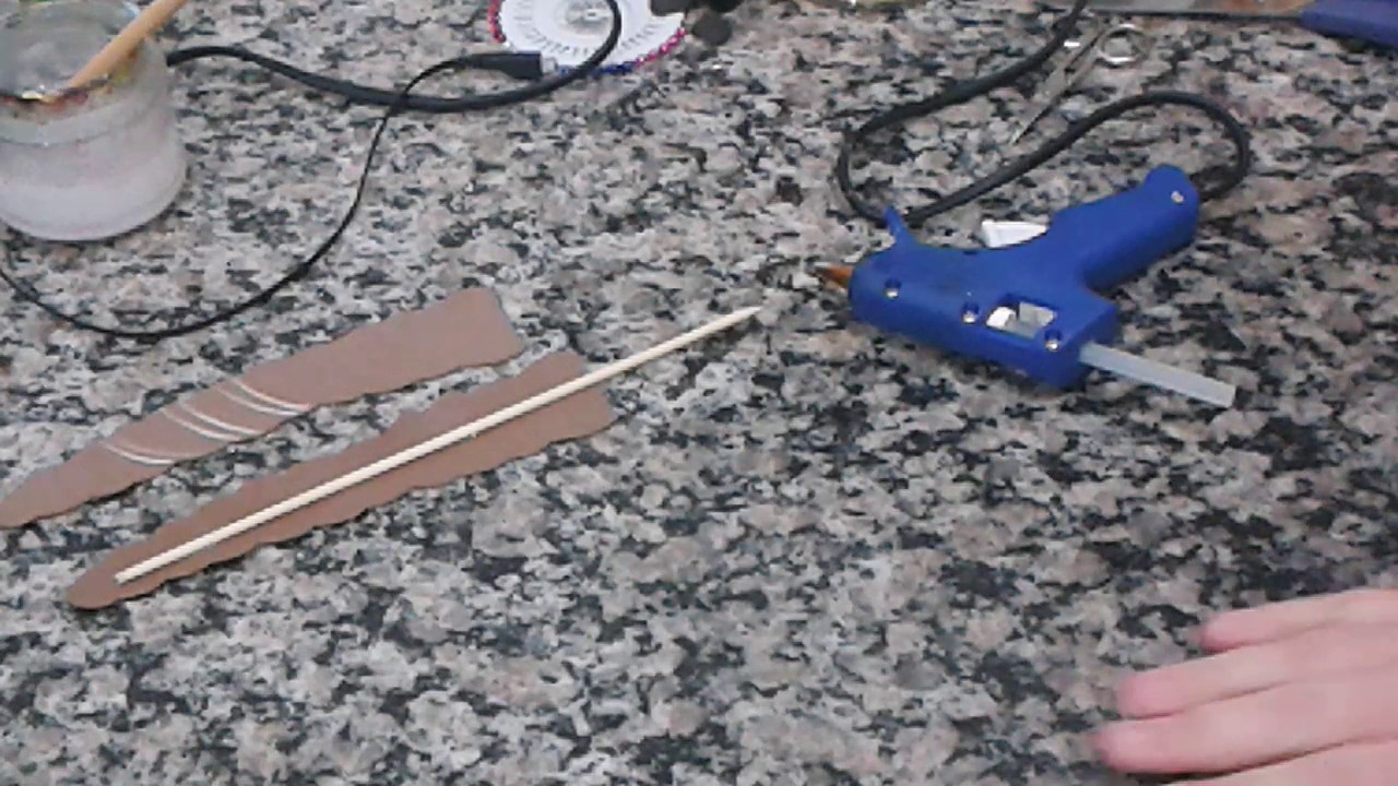 Colando o caule no coqueiro