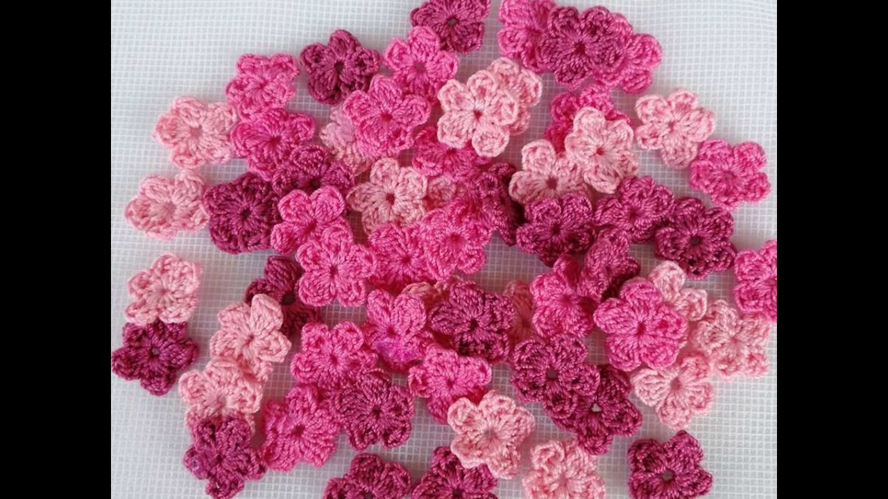 Aplicação de flores e folhas em trabalhos de crochê . 