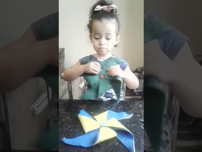 Laurinha apresentando o artesanato da mamãe ????