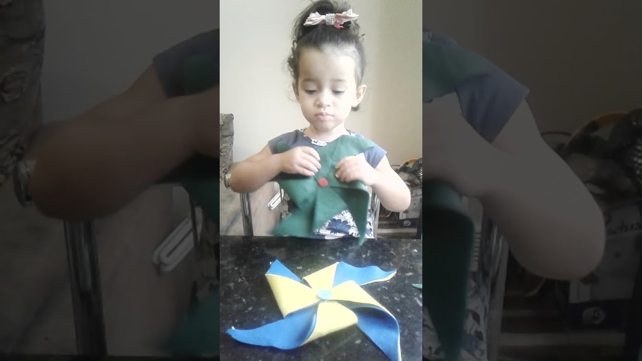 Laurinha apresentando o artesanato da mamãe ????