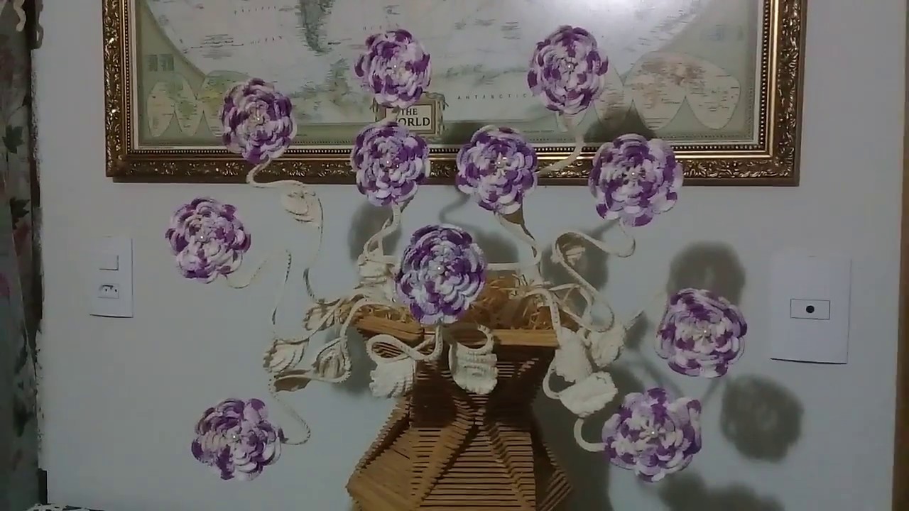 Flores de crochê com vaso de palitos de picolé