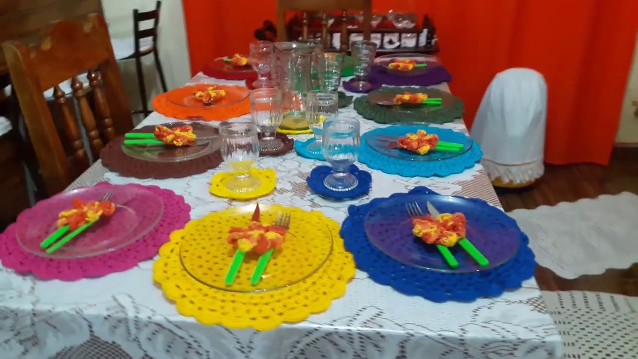 Decoração de mesa com jogos americanos de crochê
