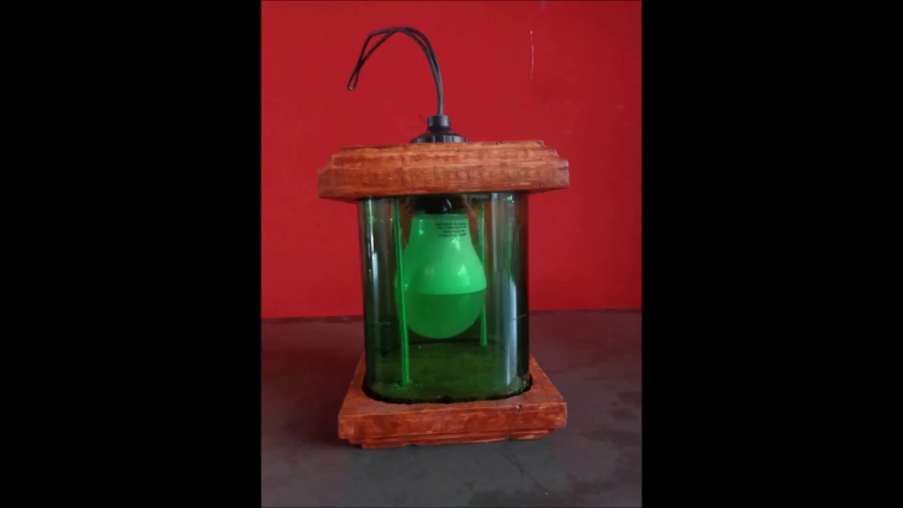 Luminária com garrafa de vidro e madeira.
