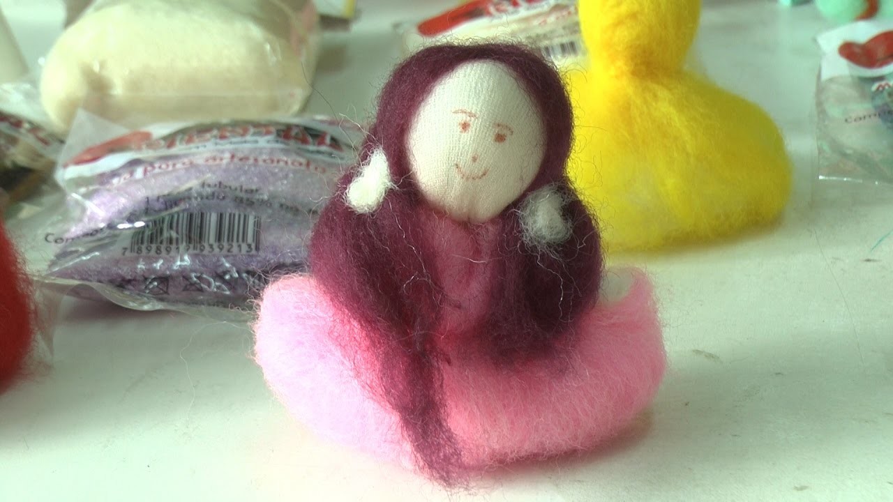 Rose prado Faz demonstração da feltragem em uma bonequinha de meia de seda.