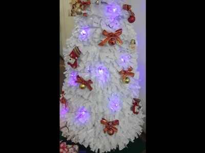 Árvore de Natal com copos descartáveis