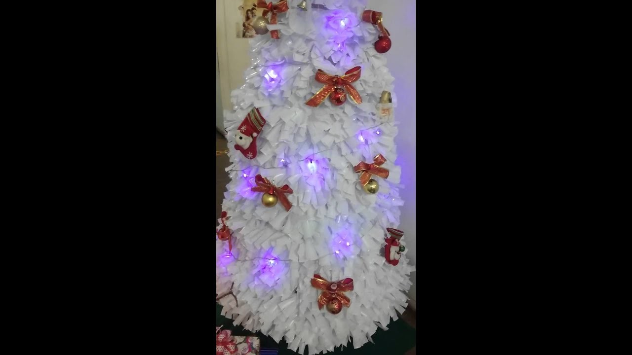 Árvore de Natal com copos descartáveis