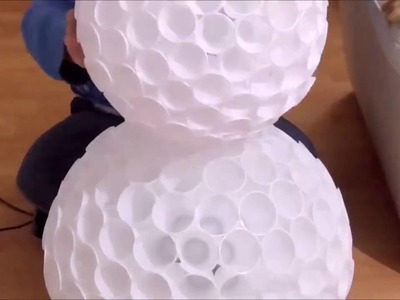 Boneco de neve utilizando copos descartáveis  - Como Fazer