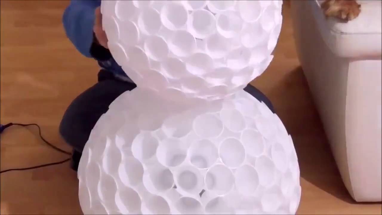Boneco de neve utilizando copos descartáveis  - Como Fazer