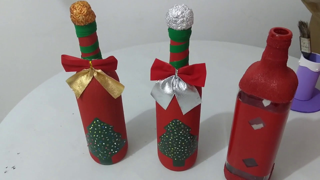Garrafas pintadas e decoradas com tema natalino