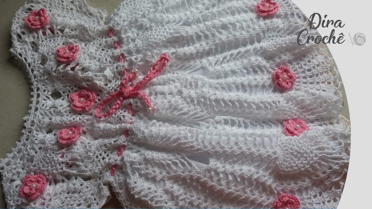 Vestido de crochê com flor rosa
