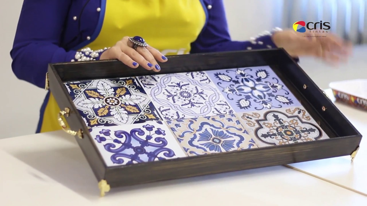 BANDEJA COM ADESIVOS DE AZULEJO PORTUGUÊS BY SASSÁ PONTES