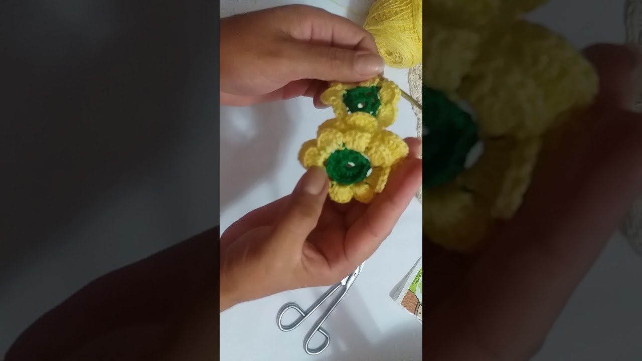 Flor de crochê para caminho de mesa video. Dri Crochê e Artes