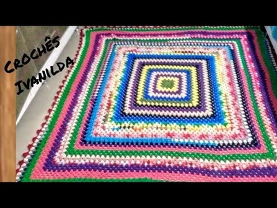 Tapete quadrado de crochê colorido