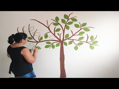 Pintando uma arvore na parede com tinta para artesanato