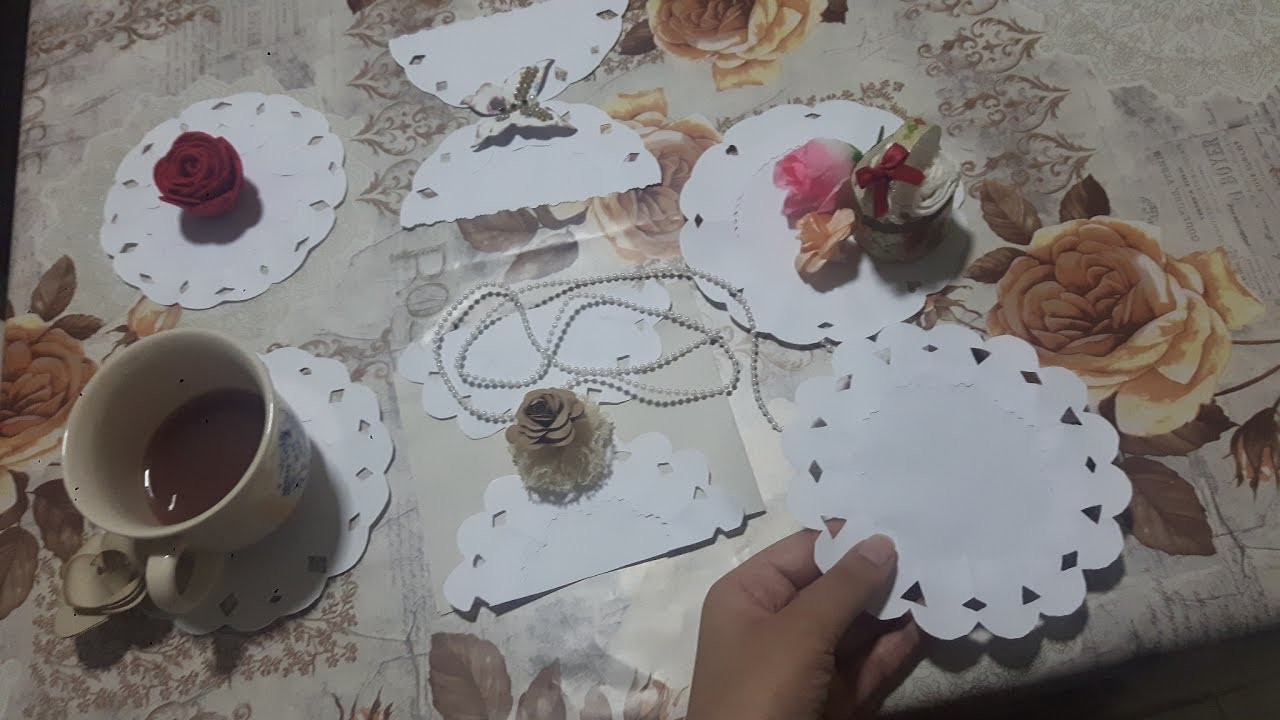 Toalhinha de papel para mesa estilo doily feita com sulfite - DIY