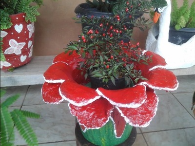 Vaso de cimento e toalha  flor vermelha
