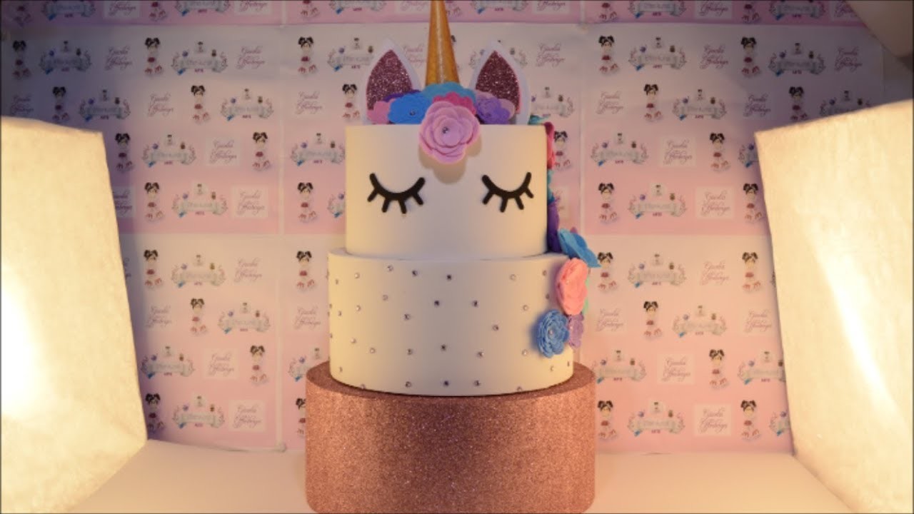 Bolo falso unicórnio com eva. Pastel falso unicórnio. Fake cake unicorn with rubber foam.