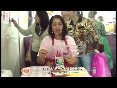 Isamara Custódio demonstra seus lançamentos de réguas na Mega Artesanal.