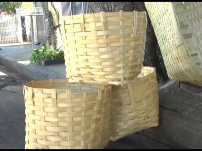 Artesão usa o bambu como matéria prima para criar peças