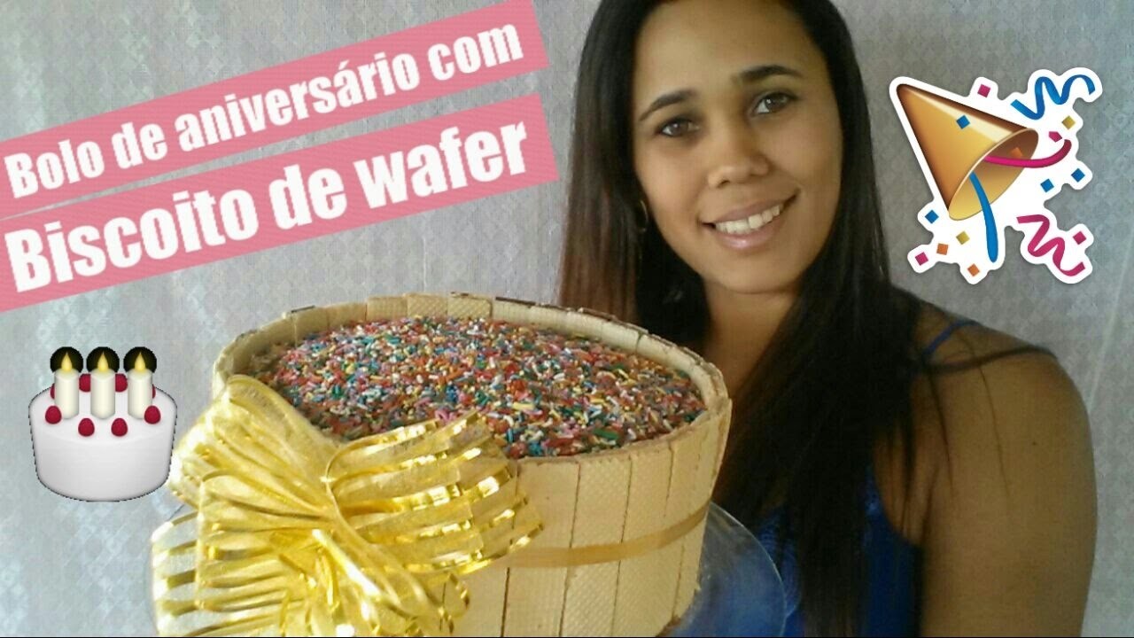 Bolo de aniversário com biscoito de wafer
