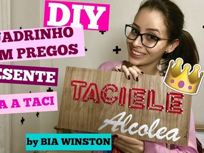 Taciele Alcolea quadrinho com pregos