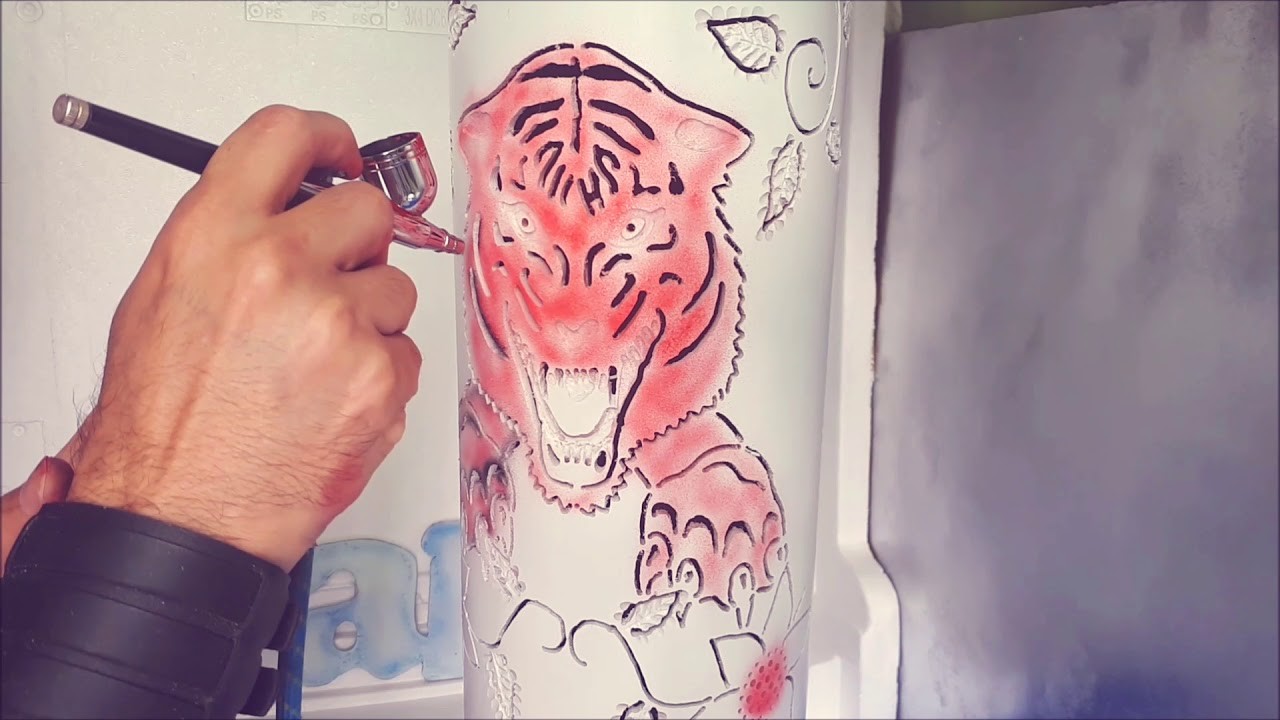 Pintando luminária em PVC