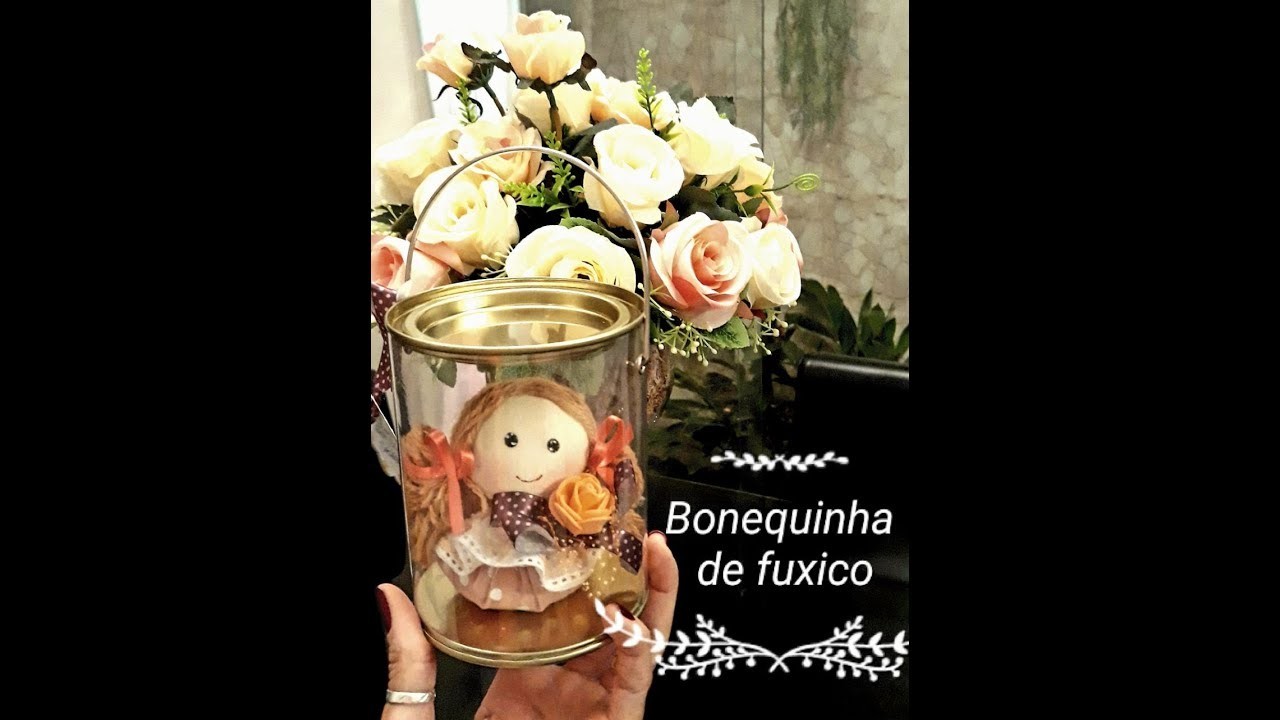 Bonequinha de fuxico para lembrancinha.