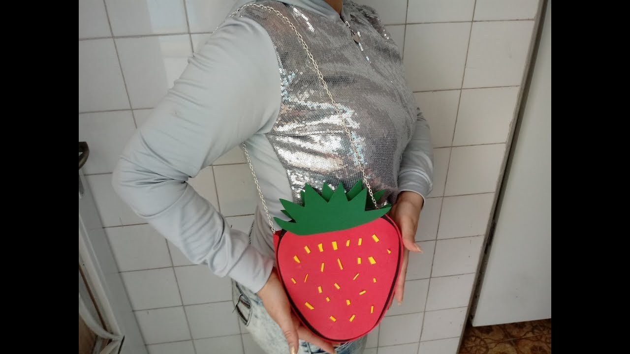 DIY- BOLSA ESCOLAR DE MORANGO FEITA COM EVA