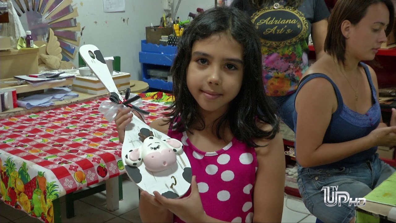 O artesanato tem sido uma terapia para as crianças em horário contra turno escolar.