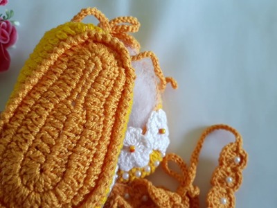 SAPATINHO de crochê e faixa com aplicação de flores e pérolas
