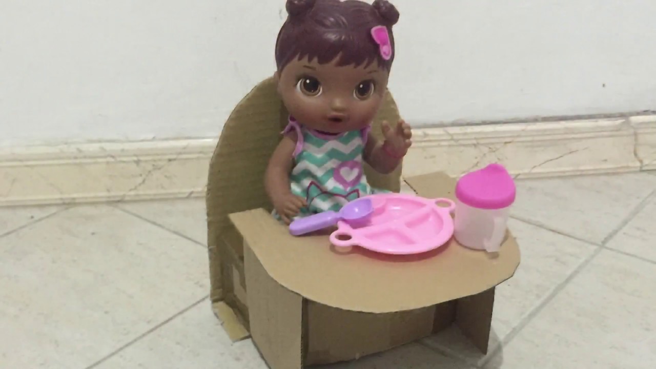 DIY cadeira de alimentação para bonecas em papelão