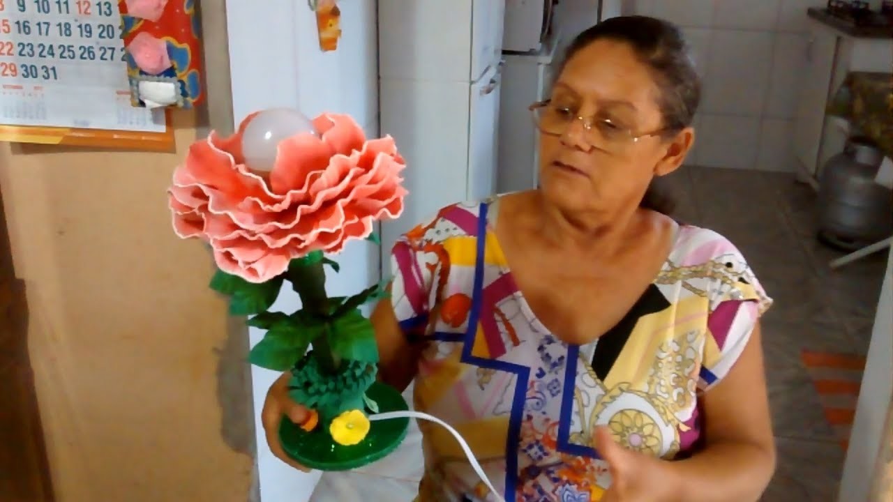 Ensinando como fazer  uma Flor Abajur utilizando Cds e cano de água