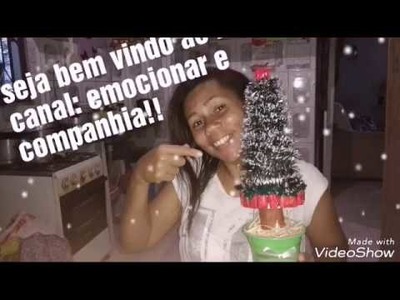 DIY!!Você precisa ver essas mini árvores de natal de balas,festão,super fácil e lindas.1